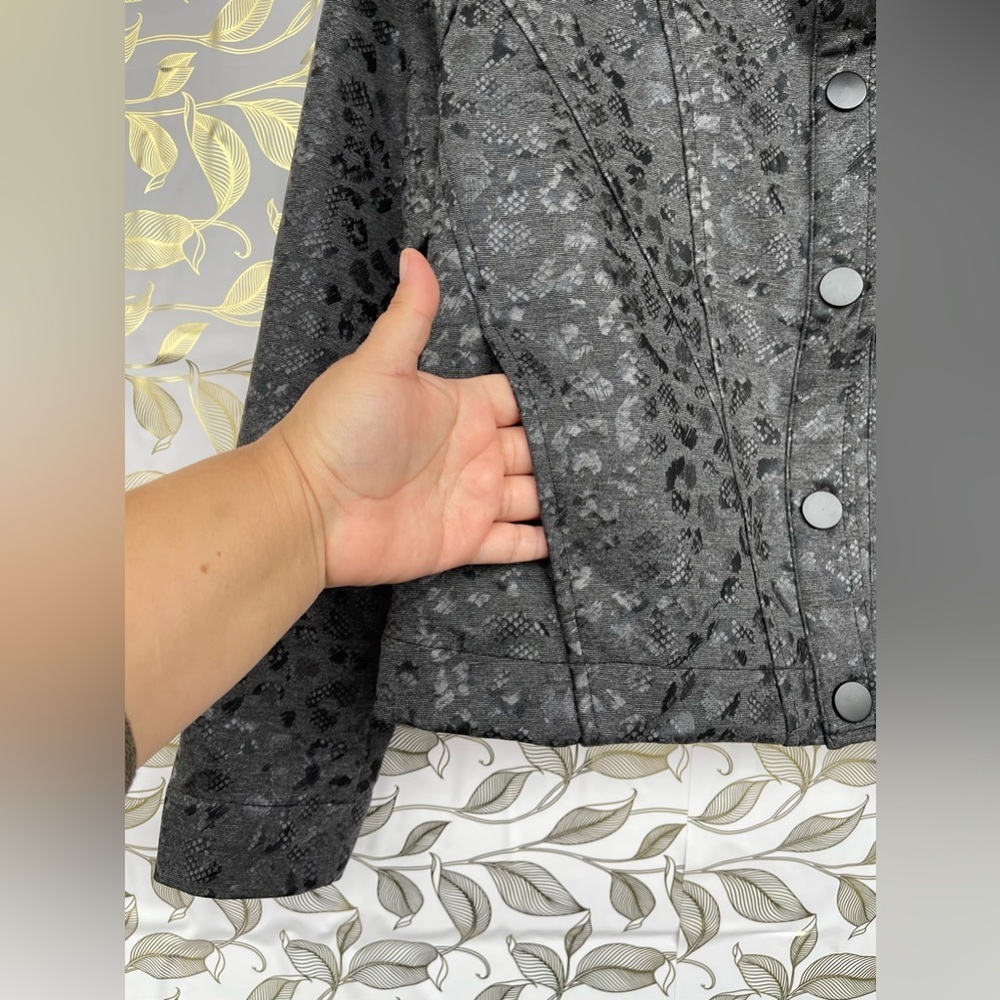 isle by melis kozan embossed jacket featuring a soft animal-print texture small - Picture 5 of 16